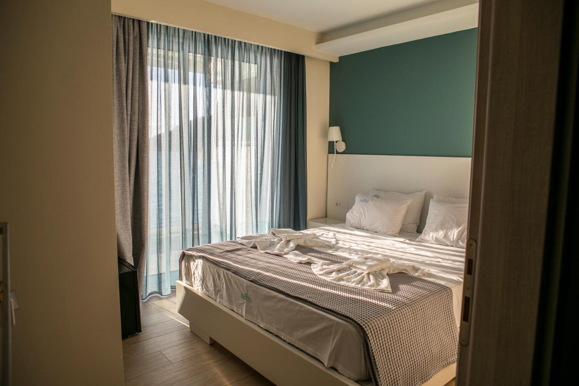 Hotel Alexander Mýtikas Екстериор снимка